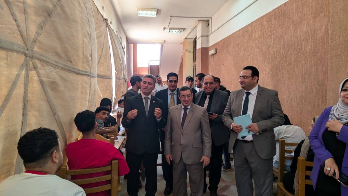 نائب رئيس جامعة بنها لشئون خدمة المجتمع وتنمية البيئة يتفقد امتحانات الفصل الدراسي الثاني بكليتي الزراعة والحقوق