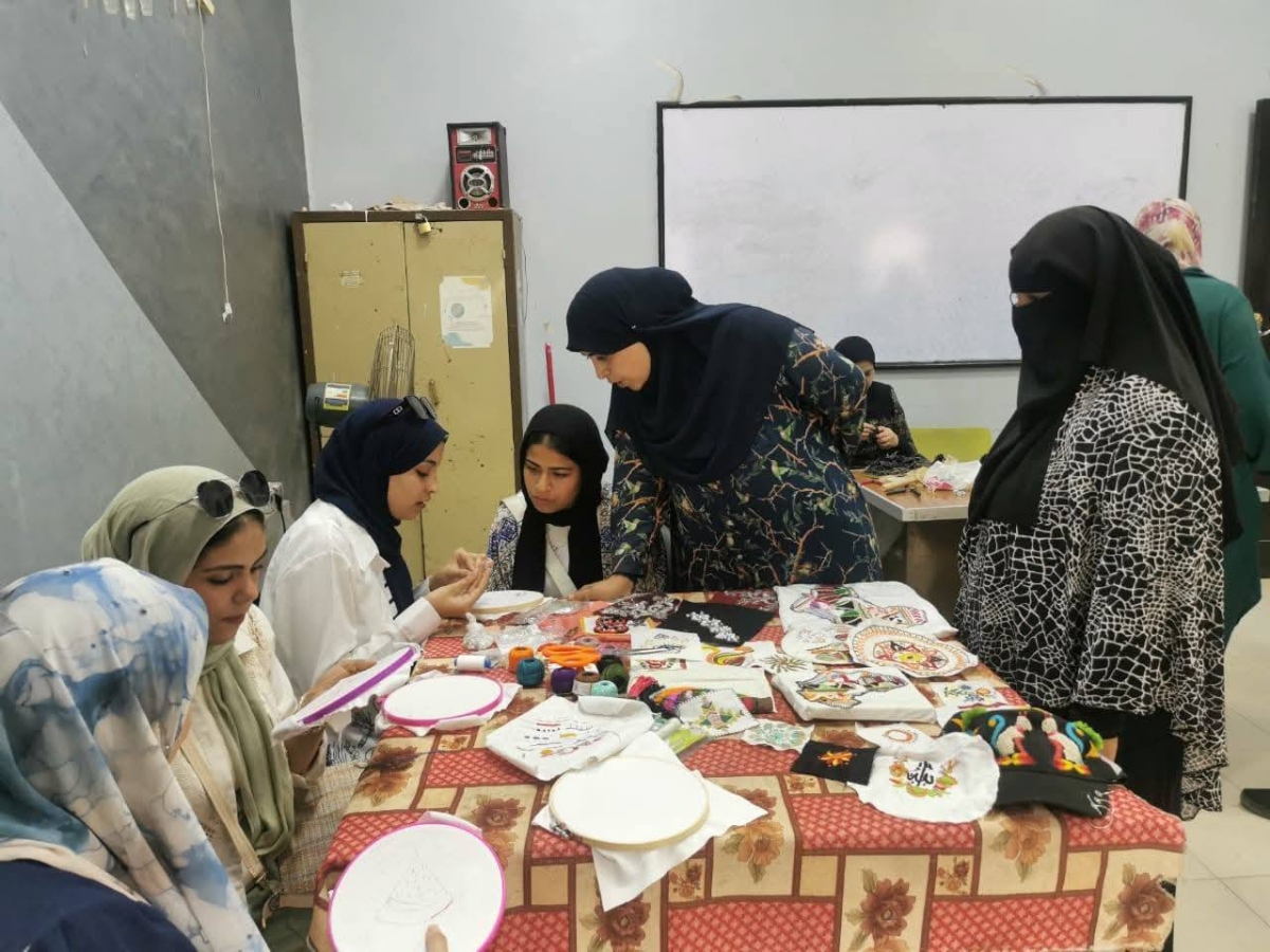 جامعة بنها تنظم قافلة توعوية عن الصناعات الصغيرة والمشغولات اليدوية بمركز شباب كفر مناقر