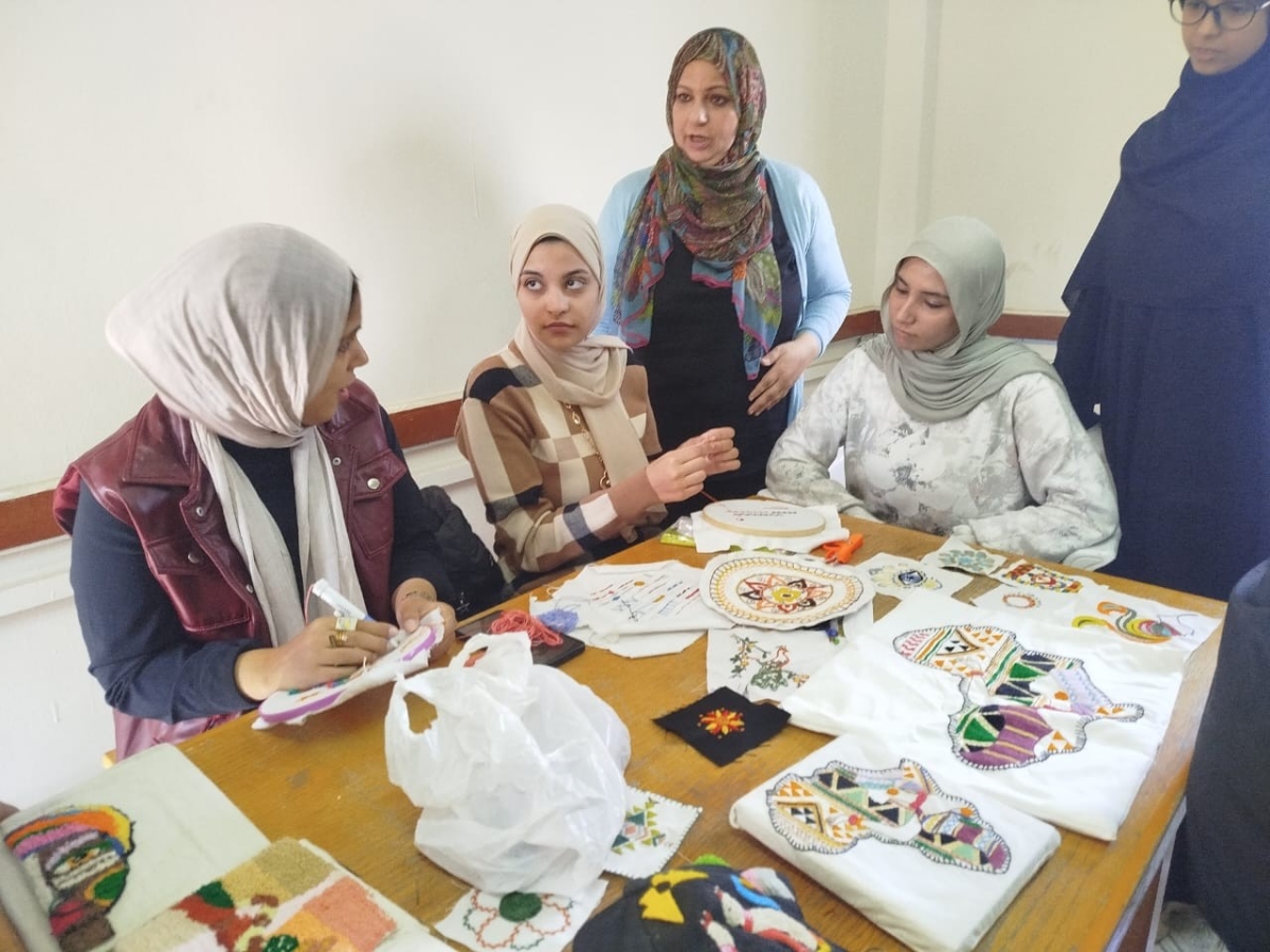 جامعة بنها تنظم قافلة توعوية عن الصناعات الصغيرة والمشغولات اليدوية بشبين القناطر